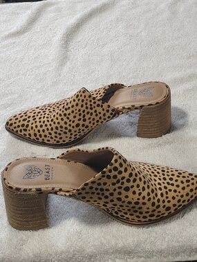 Ladies 7.5 Suede Leopard Print Block Heel Mules